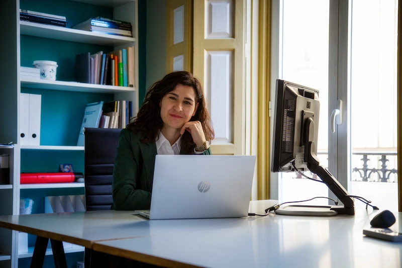 Elena Gregorio Hurtado trabajando en su oficina de consultoría